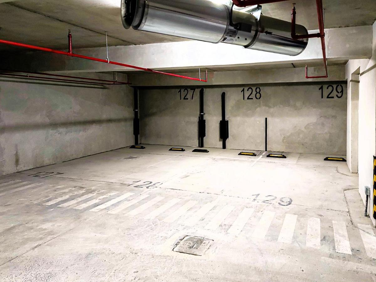 Peaceful 2br W Balconies N Parking *