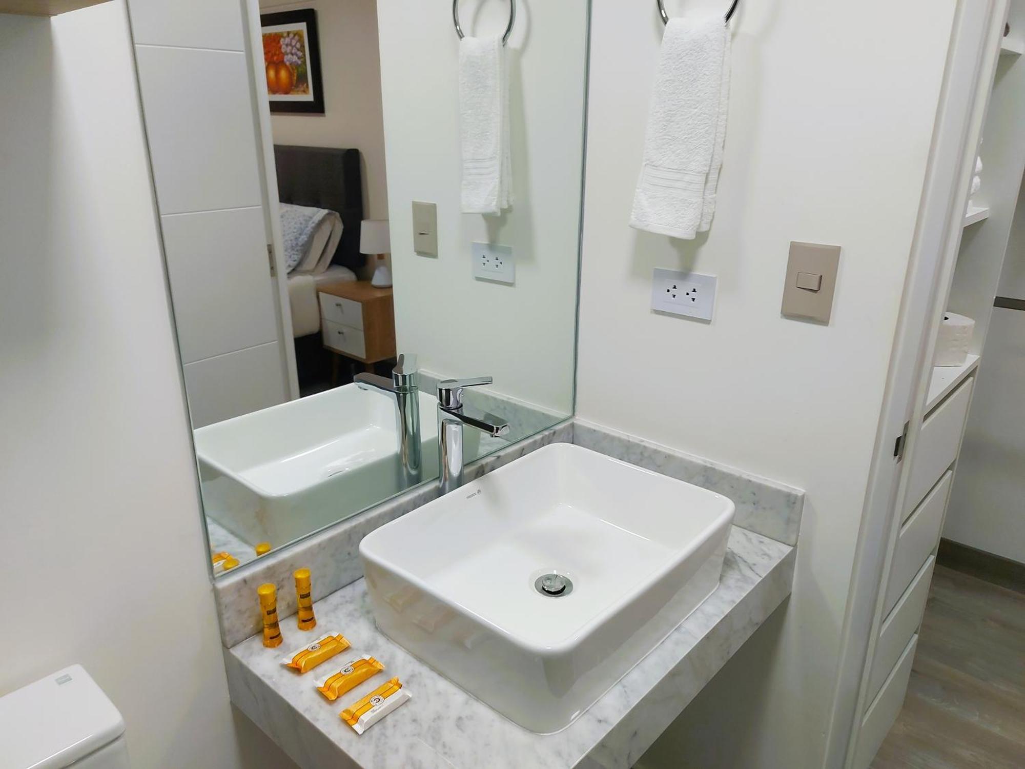 Appartamento Peaceful 2br W Balconies N Parking *
